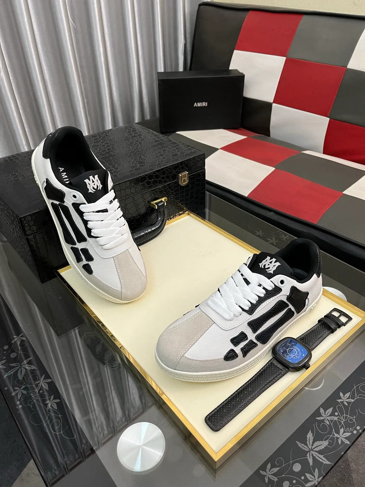 Men's shoes 💰420⌚️⌚️《AMIR*》New men's low-top casual sports sneakers bone shoes, another pair of irresistible bone shoes. Bone shoes are one of AMIRI's most popular items. They use first-layer cowhide uppers. The side bones are made of two cowhide laminations. They have a three-dimensional feel. The leather incisions are all oil-edged. Contrasting color design. Simple style. Fashionable sports. Customized metal LOGO nameplate to embellish shoelaces. Exclusive control of top version. Supports comparison. Breathable mesh lining Original rubber outsole A must-have item for daily leisure Suitable for various occasions Check it out if you pursue high quality Super cool uppers Size: 38-443️⃣ Colors available